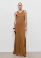 Vestido largo de punto fino, color marrón tostado, con cuello redondo, sin mangas y diseño evasé con caída fluida.