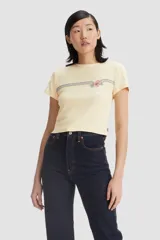 Remera color crema de corte ajustado, con cuello redondo y mangas cortas. Estampado horizontal con líneas de colores y una flor en el centro.