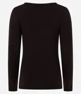 Suéter de punto ajustado en color marrón oscuro, con escote canoa y mangas largas que presentan una pequeña abertura en los puños. Diseño minimalista y versátil con acabado liso.