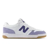 Championes New Balance 480 de hombre, color blanco con detalles en lila y suela color caramelo.