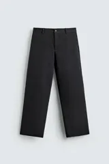 Pantalón de corte relaxed fit confeccionado en tejido con mezcla de lana, con bolsillos delanteros y traseros de vivo, cierre frontal con cremallera y botón.