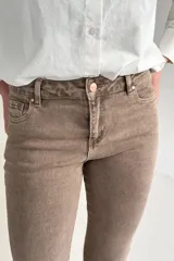 Jean de corte recto y tiro medio con silueta relajada, confeccionado en denim color beige.