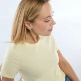 Camiseta de punto de manga corta y cuello redondo en color amarillo claro.