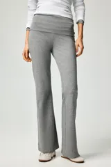 Pantalón de punto de algodón suave con cintura ancha plegable y diseño de piernas rectas con bajo acampanado.