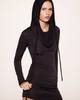 Minivestido negro con capucha, mangas largas y cordones laterales ajustables.