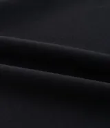 Pantalón deportivo de corte recto en color marrón, con cintura elástica ajustable mediante cordón y bolsillos laterales.