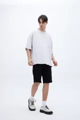 Remera verde oliva teñida en prenda con bolsillo en el pecho, de algodón lavado con textura extra suave y calce boxy.