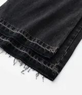 Pantalón de jean modelo super baggy, con corte ancho y recto, cintura alta con trabillas y terminación deshilachada en el ruedo. Presenta un lavado con efecto desgastado y bolsillos funcionales.