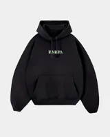 Canguro negro de corte oversize, con capucha ajustable mediante cordones y bolsillo frontal tipo canguro. Presenta un estampado frontal con la palabra 'KABOA' en tipografía gótica de color verde claro.