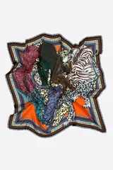 Chal de modal con diseño estampado de felpos de colores y fondo naranja, bordes decorados con cenefas geométricas y flecos cortos en los extremos.