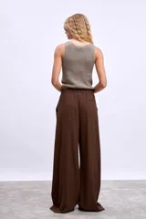 Pantalón palazzo azul con cintura elastizada y cordón ajustable.