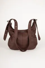 Cartera tipo hobo de cuero sintético negro con textura, cuenta con cuatro bolsillos frontales con cierre, un compartimento principal amplio y asa regulable.