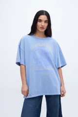 Remera celeste con estampado de limones y texto en amarillo.