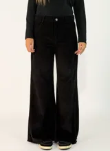 Pantalon de pana de corte recto y tiro medio, con diseño de pierna ancha y ruedo desflecado. Cuenta con cierre frontal y bolsillos laterales.