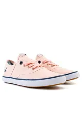 Championes de lona color rosado con suela blanca y detalles en azul marino. Diseño de caña baja con cordones al tono.