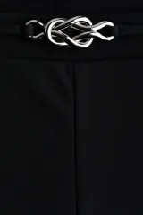 Pantalón sastre de tiro alto en punto roma pesado con cinturón decorativo y hebilla de metal. Piernas bootcut con pliegue cosido adelante y atrás.