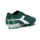 Championes de fútbol Diadora modelo Spot MD, color verde aguamarina con detalles en blanco. Presentan una textura geométrica en la superficie, cordones al tono y suela con tapones para césped.