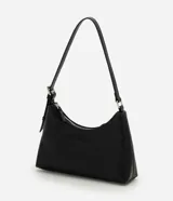 Cartera tipo baguette de tamaño pequeño, confeccionada en poliuretano con acabado brillante. Presenta un diseño minimalista con cierre de cremallera metálica superior, herrajes en níquel y correa de hombro ajustable con hebilla.
