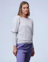 Buzo gris claro de jersey, marca Nanette, con cuello redondo y mangas largas abullonadas con detalle de pinzas en los hombros.