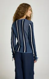 Sweater fino Le Lis Blanc modelo Kris, de tejido calado y transparente color azul con escote en V profundo y rayas verticales en contraste blanca y azul marino en el frente y las mangas.