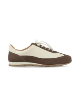 Zapatillas de inspiración running confeccionadas en una combinación de cuero graneado crudo y cuero nobuck marrón, con cierre de cordones y suela bicolor.