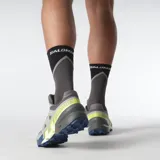 Championes Salomon Speedcross 6 de color negro, diseñados específicamente para trail running. Presentan una estructura robusta y técnica, capellada sintética y textil con refuerzos termosellados, sistema de cordones de ajuste rápido Quicklace y suela con tacos profundos para máxima tracción en terrenos difíciles.