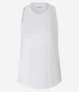 Musculosa deportiva de microfibra texturizada con diseño de cuadraditos, cuello redondo, breteles anchos y bajo redondeado.