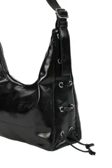 Cartera tipo hobo de material sintético con acabado brillante, diseño estructurado con laterales decorados con cordones y herrajes metálicos. Cuenta con cierre superior con cremallera y correa de hombro ajustable.