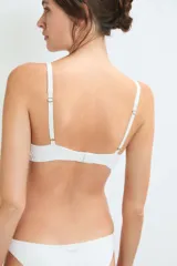 Soutien con taza soft y aro, confeccionado en tejido texturizado con sutil diseño de monograma. Presenta breteles finos ajustables y terminaciones con delicado encaje en los bordes.