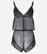 Conjunto de pijama tipo short doll compuesto por una blusa con escote en V y breteles regulables, y un short con cintura elástica. Ambas piezas están confeccionadas en tul transparente con delicados detalles de encaje en el escote y el ruedo.