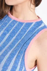 Vestido corto de punto con brillo, sin mangas, con diseño de rayas verticales en tonos azul y celeste, y ribetes rosados en el cuello y las sisas.