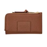 Billetera de cuero marrón Marc Jacobs modelo The Medium Flat Wallet, con múltiples ranuras para tarjetas, cierre de broche a presión y compartimento con cierre de cremallera.