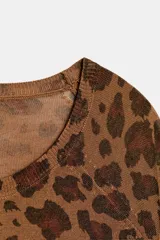 Jersey de punto fino, manga larga y cuello redondo, con estampado de leopardo en tonos marrones.