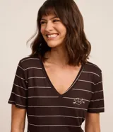 Pijama de dos piezas confeccionado en viscosa, compuesto por una remera de manga corta con escote en V y un short con cintura elástica. Ambas prendas presentan un diseño de rayas horizontales en tono marrón con detalles de hilo metalizado y el texto "Relax" bordado en el pecho.