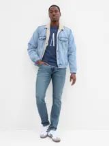Jean de corte skinny confeccionado en denim elástico de lavado medio, con cierre de botón y cremallera, y diseño de cinco bolsillos.