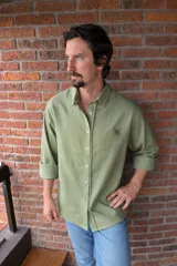 Camisa de lino azul marino para hombre, de corte oversize, con mangas largas, cuello camisero y cierre frontal con botones claros.