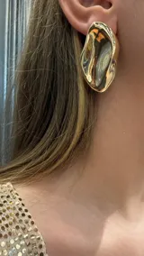 Aros de diseño orgánico con forma irregular y acabado brillante en tono dorado.