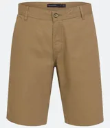 Bermuda de sarga color blanco, de corte recto y diseño básico con bolsillos laterales y traseros.