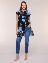 Túnica de gasa negra con estampado floral en tonos azules y blancos, cuello camisero, manga corta y cierre frontal de botones.
