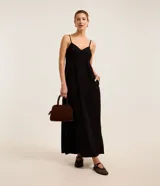 Vestido largo evasé de crepé negro, de diseño sin mangas con escote en V, breteles finos ajustables y corte imperio con busto fruncido.