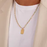 Collar de oro 18k compuesto por una cadena de eslabones rectangulares y un dije tipo placa rectangular lisa.