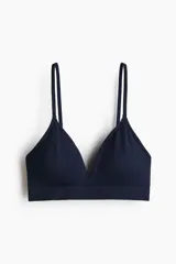 Soutien seamless de punto color azul marino, con copas con relleno extraíble, escote en V y doble tirante fino ajustable. Diseño sin aros ni cierre.