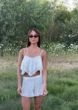 Short blanco de tela texturada con diseño de volados en el ruedo y calce cómodo.