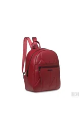 Mochila color marrón con diseño acolchado en forma de rombos, bolsillo frontal con cierre y compartimento interno.