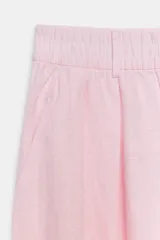 Pantalón de tiro medio confeccionado en 100% lino color rosado, con diseño de pernera ancha, pinzas en el delantero, cintura elástica en la parte posterior y bolsillos laterales. Cuenta con cierre frontal con cremallera y botón.