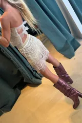 Bucaneras confeccionadas en cuero color rosa metalizado, con botamanga en la caña.