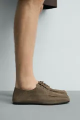 Zapato de vestir para hombre de piel con acabado en gamuza, color verde militar, punta redonda y cordones al tono.