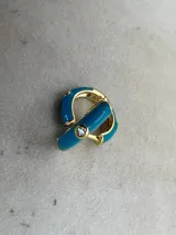 Set de aros tipo argolla con base dorada y esmalte de colores: blanco, azul, turquesa, negro y rojo.