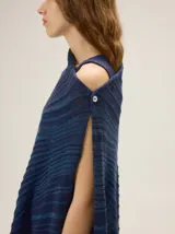 Chal de punto color azul oscuro con sutil brillo metalizado, de diseño liviano y caída fluida.