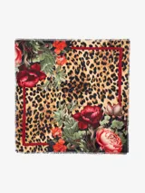 Pañuelo cuadrado con estampado animal print de leopardo y motivos florales en tonos rojos, rosados y verdes. Presenta un borde rojo y flecos en los extremos.